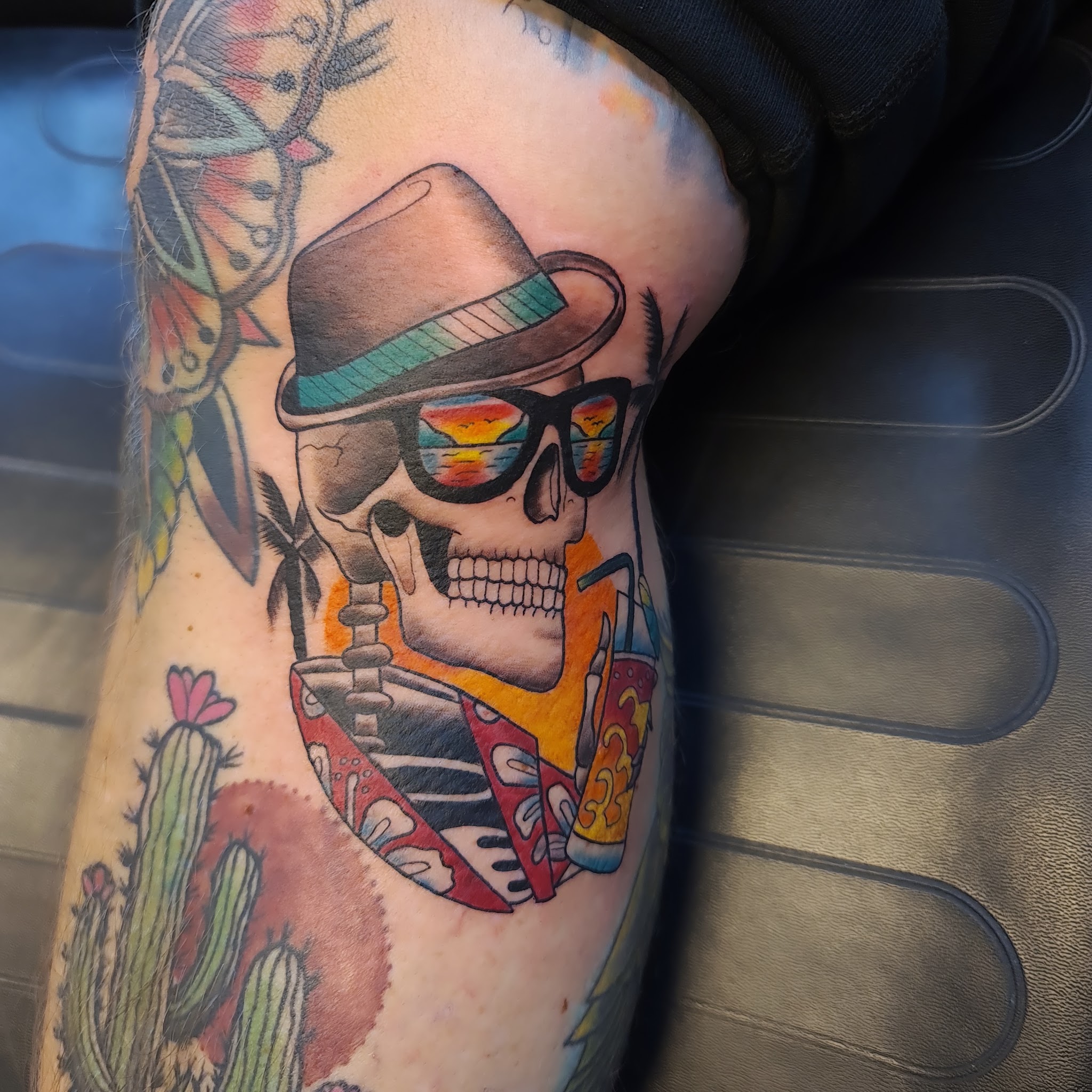 Farbtattoo: Totenkopf mit Hut, bunter Sonnenbrille und Kakteen